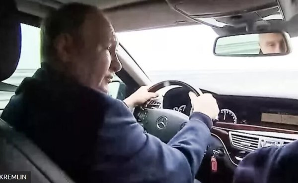 Putin avtomobili özü sürdü - VİDEO