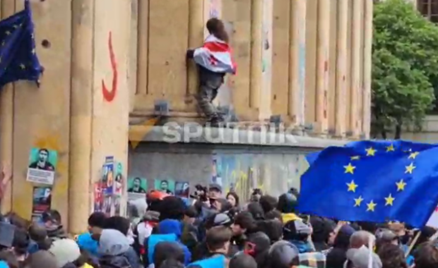 Tbilisidə etirazçılar parlament binası qarşısında - VİDEO