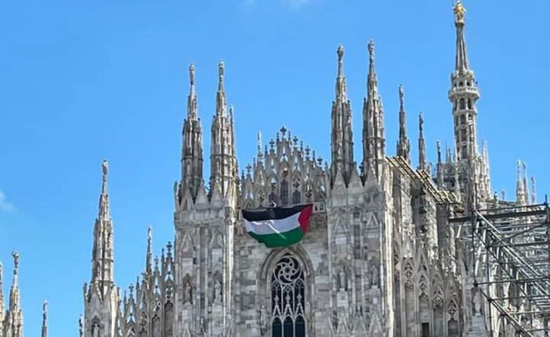 Milan Katedralinin fasadında Fələstin bayrağı asılıb