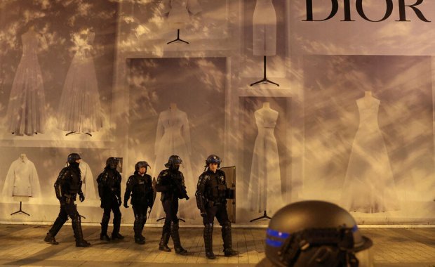 Polis reydləri İtaliyanın Dior və Giorgio Armani fabriklərində qul əməyini üzə çıxarıb