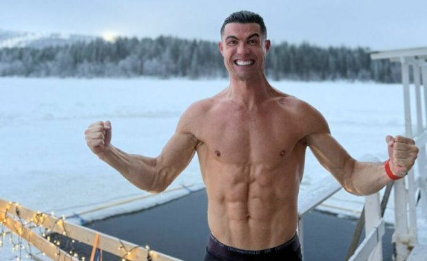 
Ronaldo qarlı havada çılpaq sinəsi ilə POZA VERDİ