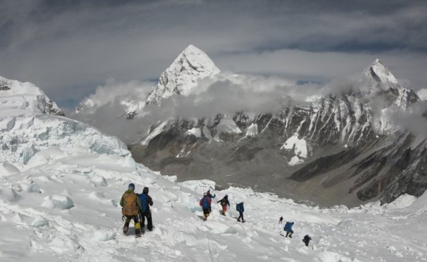 Everest turistlər və alpinistlər    üçün    bağlandı