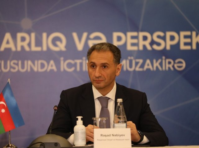 Nazir:"Təyyarənin qanadında deşik izlərini görmək olar"