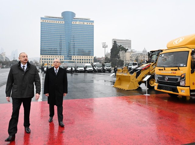 İlham Əliyev Bakıda kommunal xidmət göstərəcək nəqliyyat vasitələri ilə tanış olub