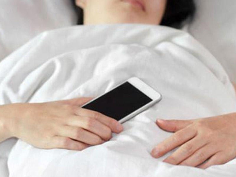 Gecə mobil telefonu bədəndən 2 m məsafədə saxlayın -