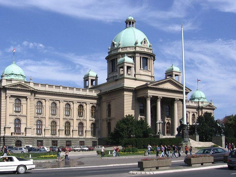 Serbiya parlamenti təxliyə olundu - Partlayış təhlükəsi