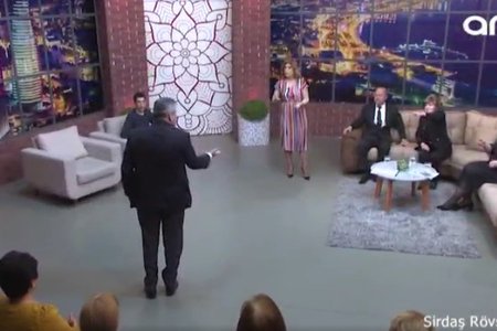 Efirdə dava – Qadınları tənqid edən ekspert verilişdən qaçdı