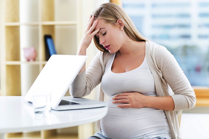 Hamilə qadını işdən çıxarmaq olarmı? - QANUN