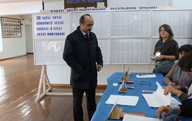 Məmurlar xanımları ilə birgə səs verir - FOTOLAR yenilənir