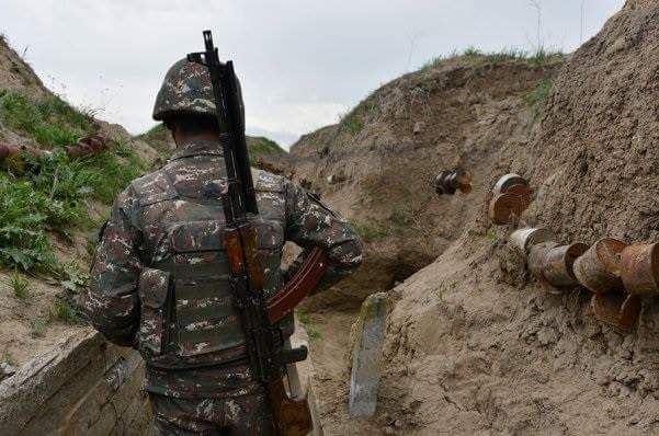 İşğalçı ordunun zabiti silahını satıb