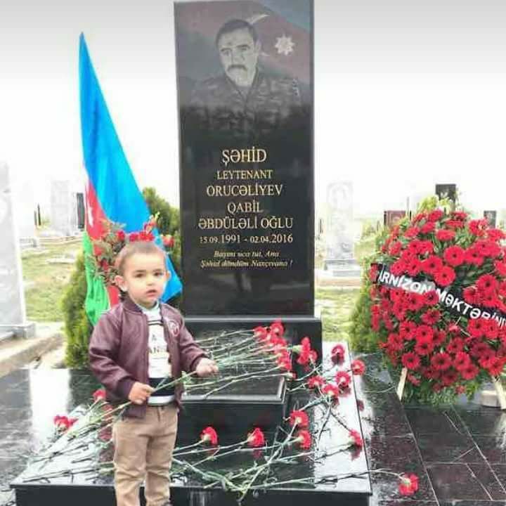 Atasının məzarına çiçək qoyan şəhid övladı - Qabilsiz 2 il