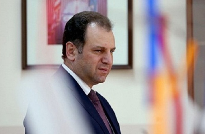 Müdafiə nazirinin maşını mühasirəyə alındı - Hücum edildi