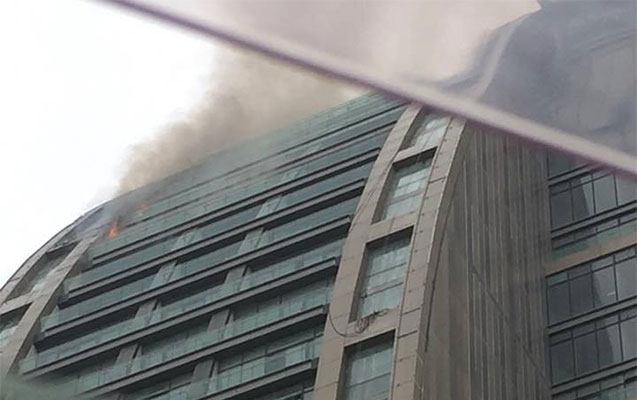 Bakıda məşhur bina yanır -  FOTO