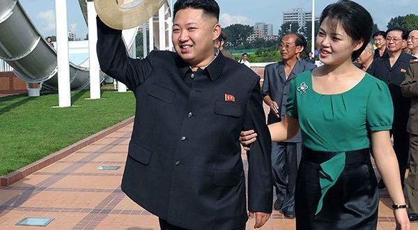 Kim Çen In arvadını çəkmək istəyən fotoqrafı itələdi – Video