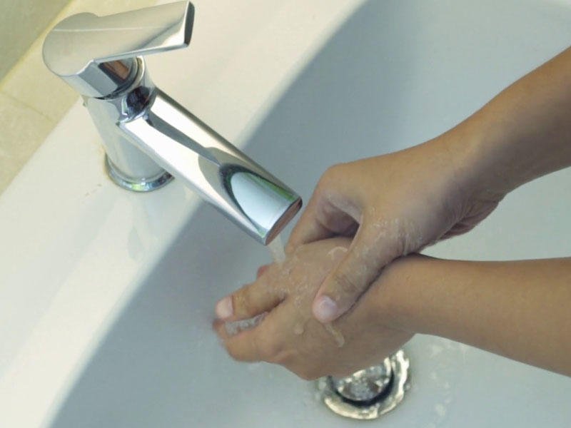 Qadın naməhrəm kişinin gördüyü yerdə dəstəmaz alarsa...