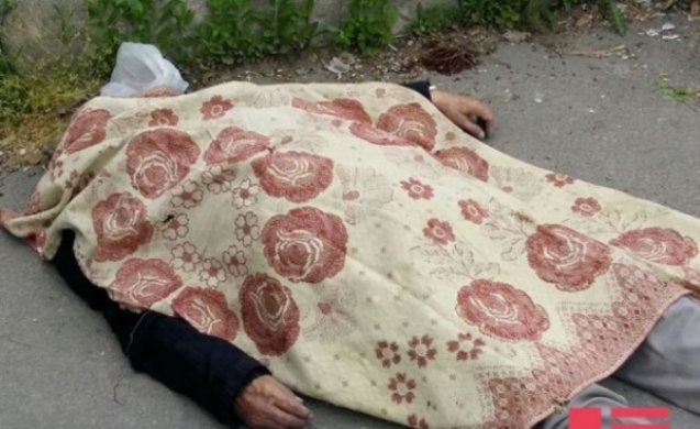 Göyçayda marketin qarşısında naməlum kişi meyiti tapılıb - Foto