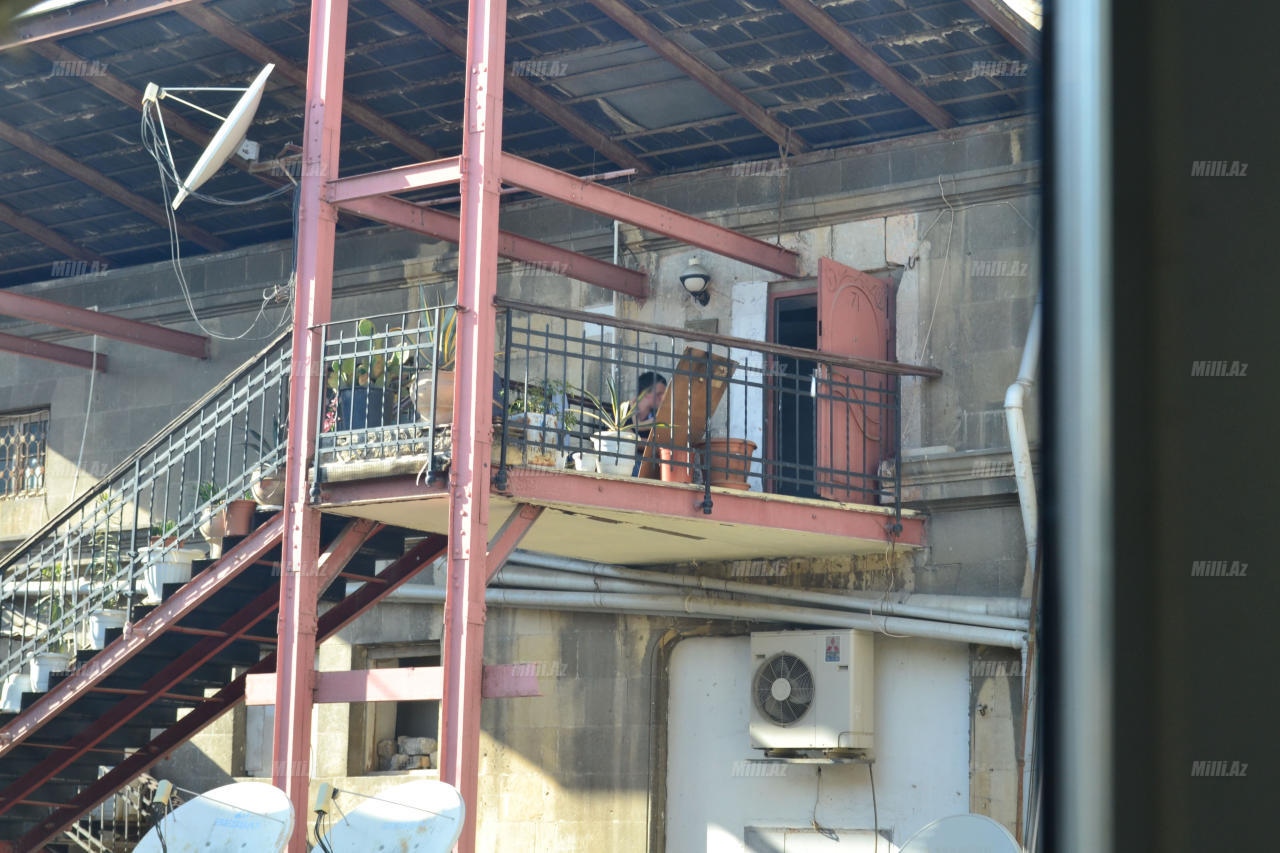 Günün günorta çağı Bakıda BİABIRÇILIQ - Qızla oğlan eyvanda ... -