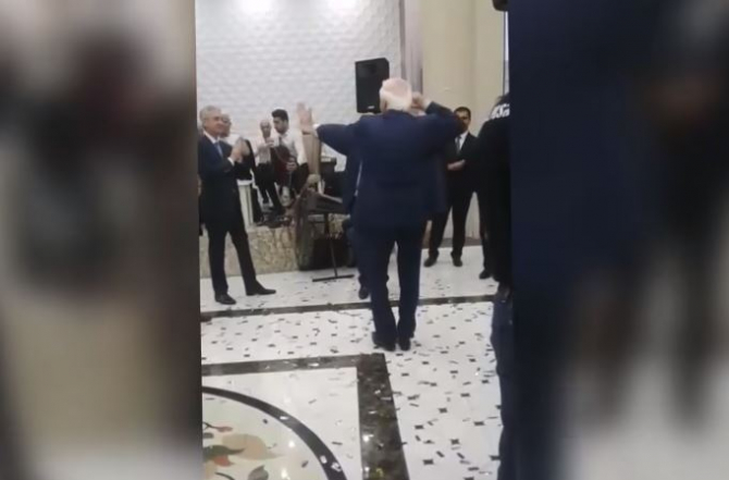 Əli Əhmədov və Hadı Rəcəbli toyda şıdırğı  rəqs etdi -