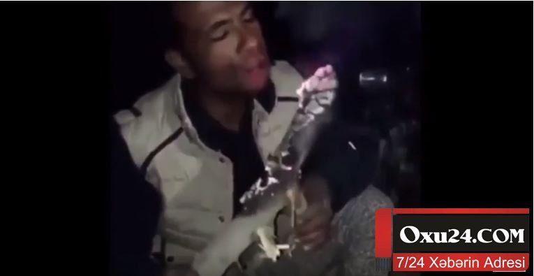 Bunu görənlər şoka düşür - Kişi odu çörək kimi yeyir  +VİDEO