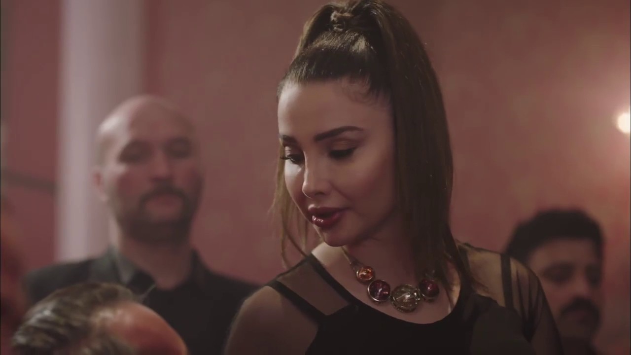 Azərbaycanda biabırçı olay!Aktrisanı bankın tualetinə... + VİDEO