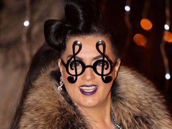 Efirdə ŞOK olay! Elza Damlanın şəklini cırıb atdı +VİDEO