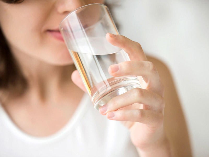 Səhər oyanan kimi su içmək olarmı?