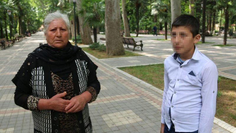 Azərbaycanda qeyri-adi hadisə: müəllim valideynləri məhkəməyə verdi (Foto)