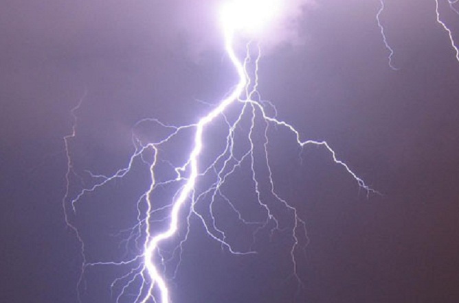 Yardımlıda dəhşət - Telefonla danışan şəxsi ildırım vurdu