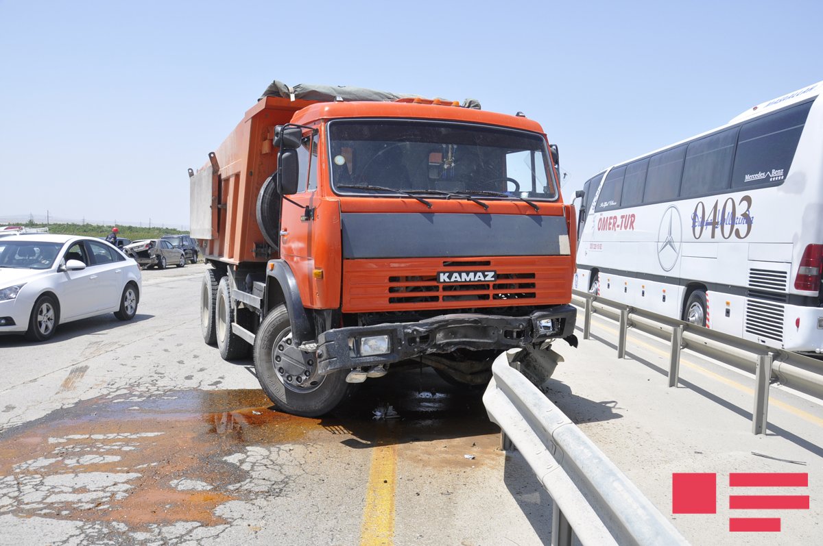 1 nəfərin öldüyü, 30 nəfərin yaralandığı dəhşətli qəzanın VİDEOSU