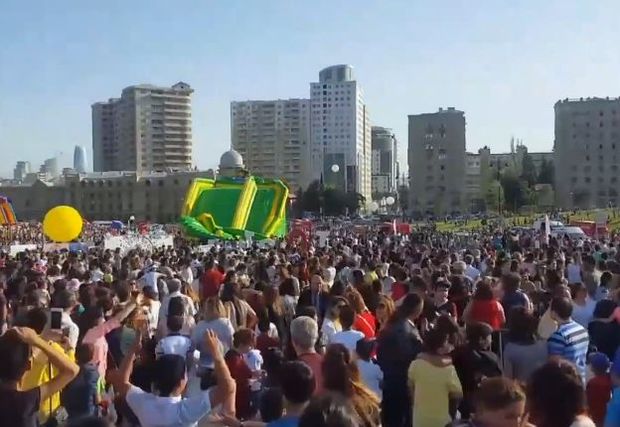 Bakıda dəhşətli anlar -  Atraksion uşaqların üstünə aşdı +