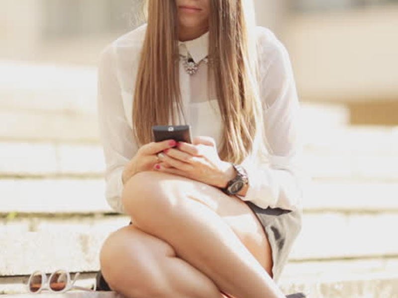 Rəfiqəsi ilə nişanlısının intim mesajlarını görən qadın dəhşət saçdı - FOTO