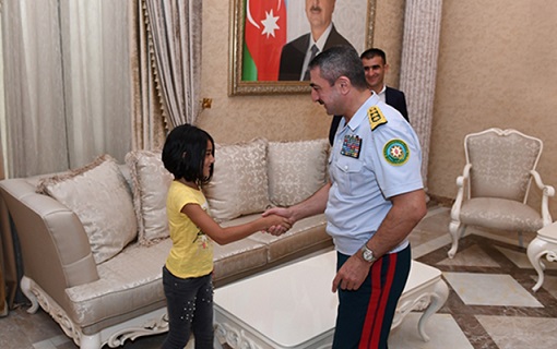 General at çapan qızı qəbul etdi,atasını işə götürdü +VİDEO