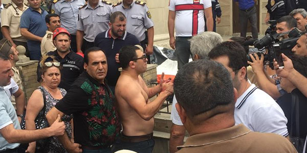 “Qaçqınkom”da intihara cəhd: Müğənni Manaf Ağayev xilas elədi (FOTO/VİDEO)