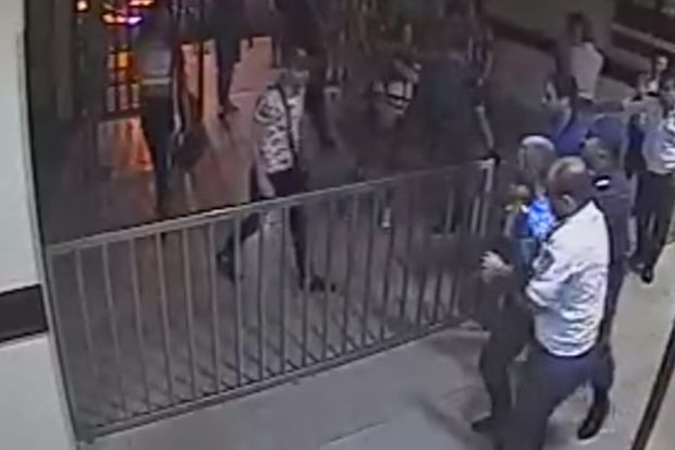 Transseksuallar polisə hücum çəkdilər - VİDEO