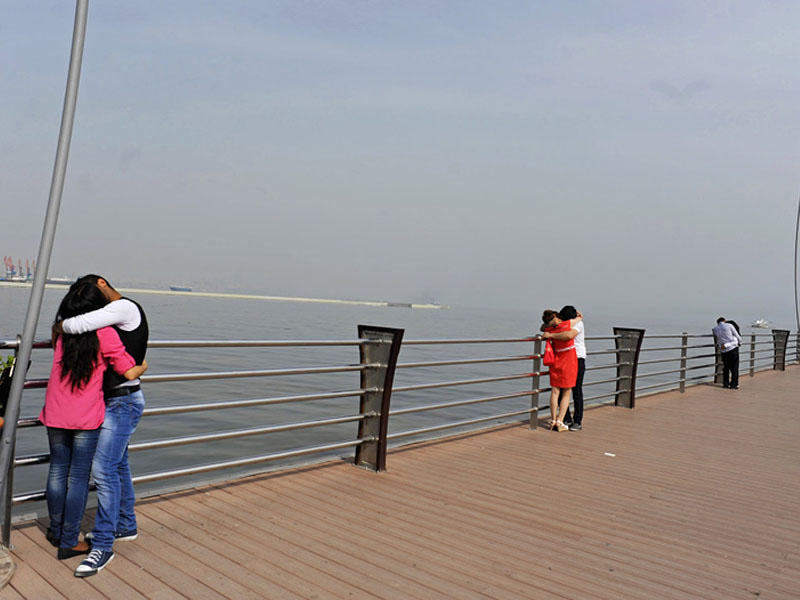 Bulvarda qızlarla oğlanların əxlaqsız hərəkətlərinə görə giriş pullu oldu - BAKIDA ŞOK QƏRAR