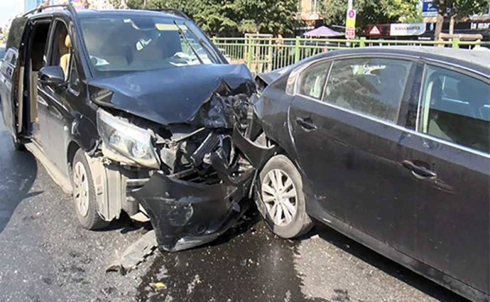 Sibel Can İstanbulda yol qəzasına düşüb -