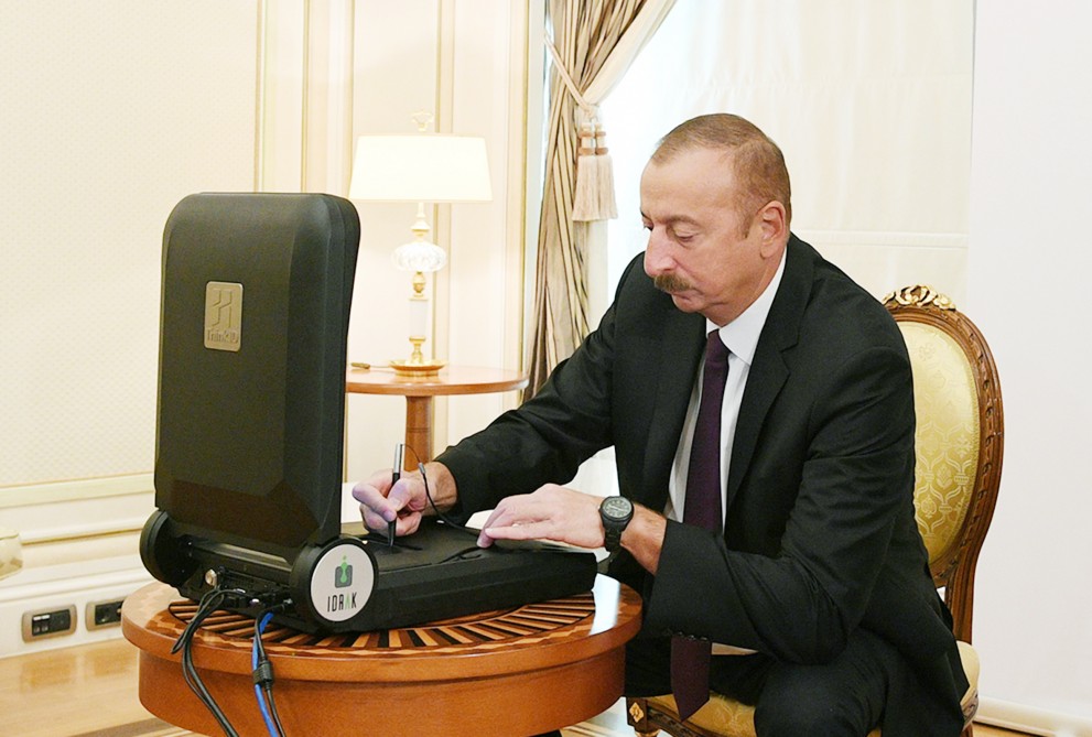 İlham Əliyevə yeni şəxsiyyət vəsiqəsi verildi - FOTOLAR