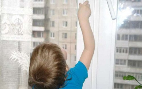 2 yaşlı körpə ikinci mərtəbədən yerə yıxıldı