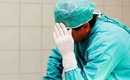 Korrupsiyaya qarşı Mübarizə Baş İdarəsi həkimi pul alarkən yaxaladı