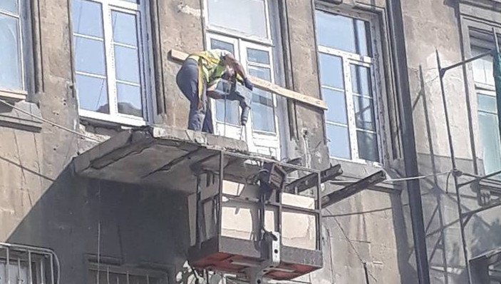 Bakının mərkəzi küçələrində eyvanlar sökülür – Foto