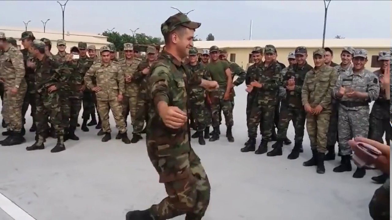 Əsgərlərimiz \\\"Səni deyirlər\\\"i oynadı - VİDEO
