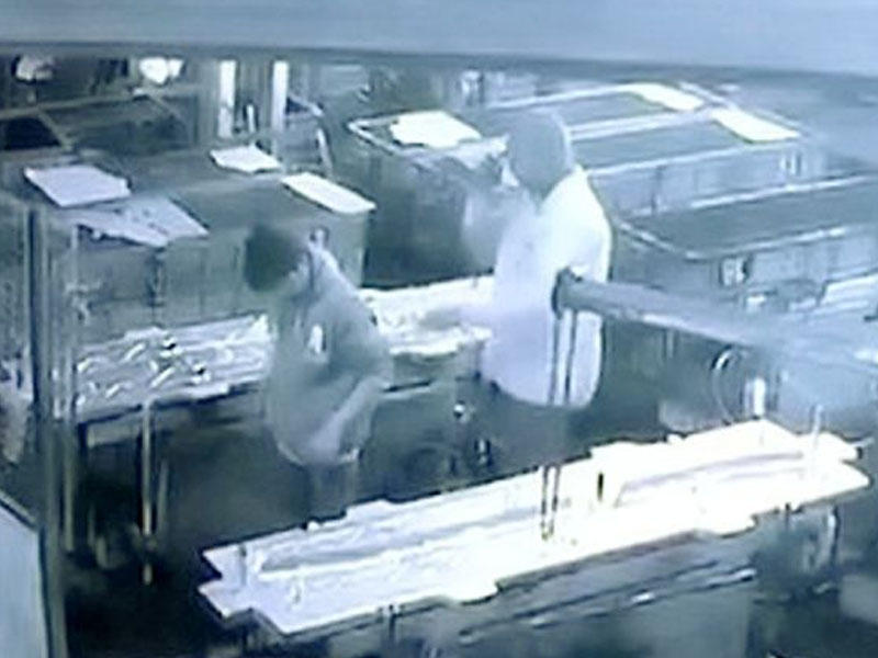 Müdir fəhlənin arxasına kompressor püskürtdü, işçinin orqanları partladı, öldü - FOTO