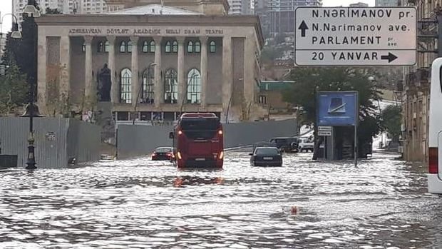 Bakı suyun altında qaldı – FOTO