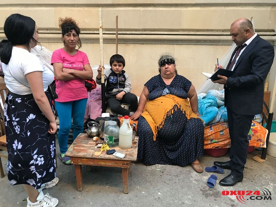 Azyaşlı uşaqla küçədə qalan qadından xəbər var:Nazirliyin sığınacağından imtina edib