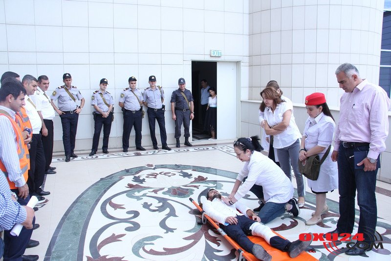 Bakı metrosunda \\\"yaralılar\\\" belə xilas edildi - FOTOLAR