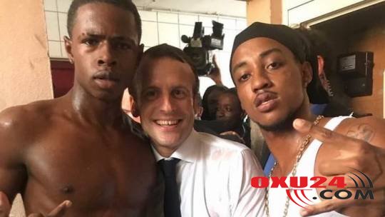 Prezident iki çılpaq kişi ilə şəkil çəkdirdi, ölkə qarışdı - FOTO