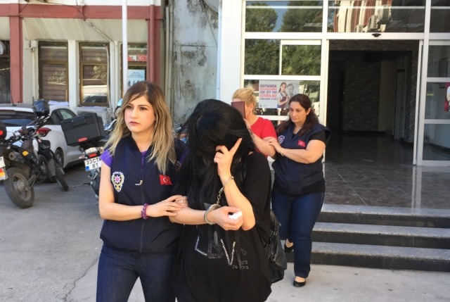 Turistlərlə  fahişəlik  edən azərbaycanlı qadınlar həbs edildi - VİDEO