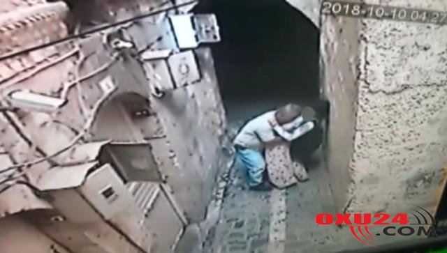 Yoldan keçən qüsurlu qızla əxlaqsızlıq edən kişi kameraya düşdü —  FOTO