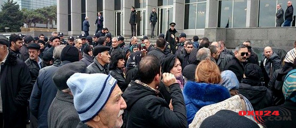 Şəhid ailələri Milli Məclisin qarşısında etiraz edir