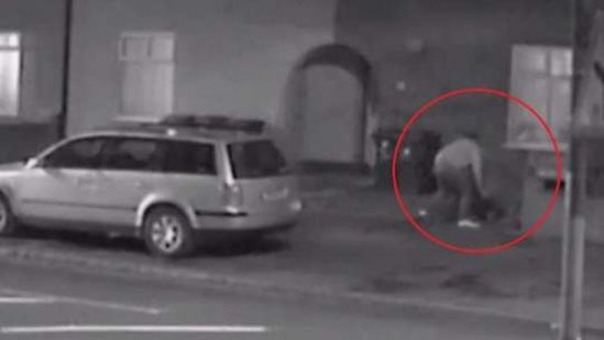 ŞOK! Şəhərin ortasında qızı zorladı +VİDEO